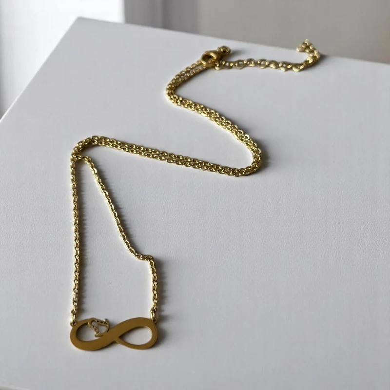 Colgante Infinito Virgen del Rocío Gold