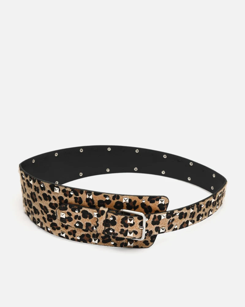 Uma cinturón ancho animal print con detalles metálicos