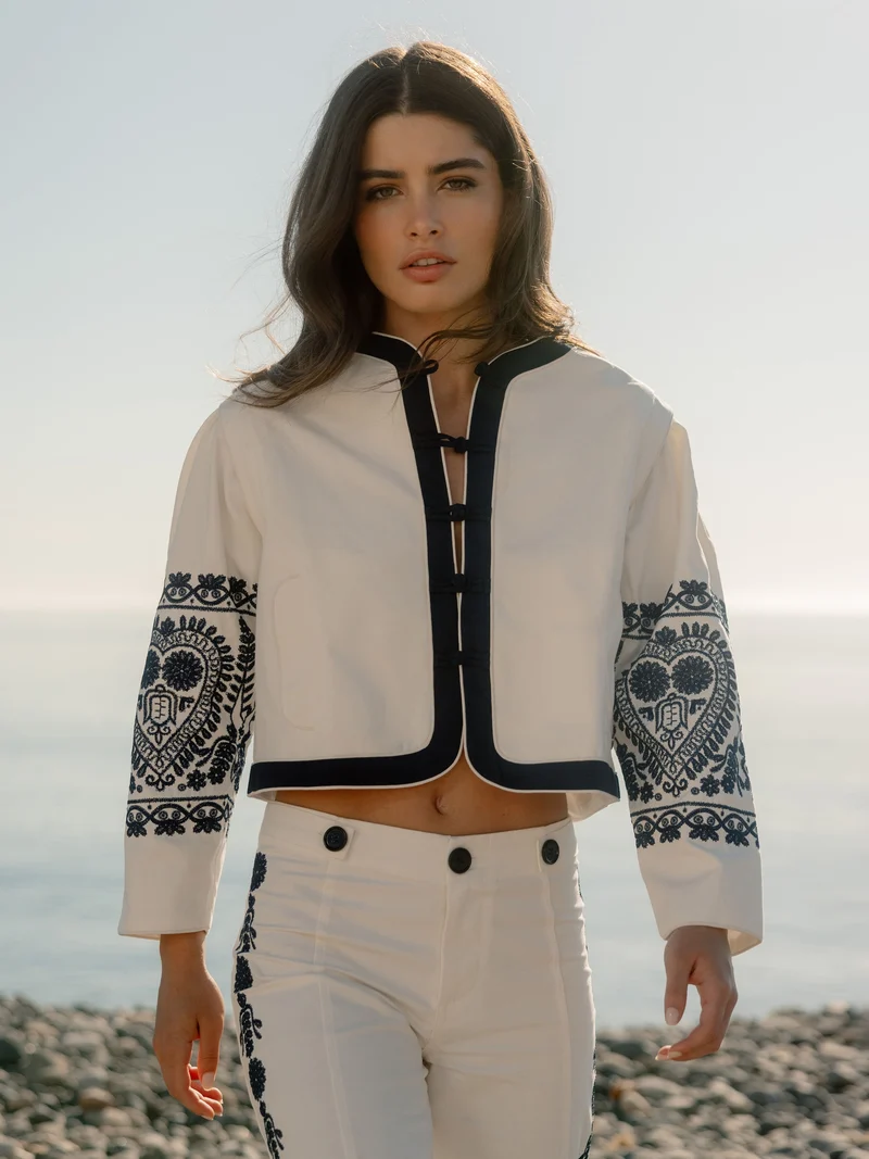 Chaqueta cuello mao bordados blanca