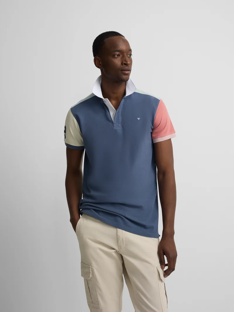 Polo manga corta ribete multicolor azul marino